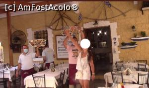 [P44] O scurta oprire la Taverna International renumita pentru preparatele din peste si fructa de mare. Ghida ne prezinta un platou cu specialitati, incercand sa ne convinga sa luam masa de pranz aici. » foto by ovidiuyepi
 - 
<span class="allrVoted glyphicon glyphicon-heart hidden" id="av1335860"></span>
<a class="m-l-10 hidden" id="sv1335860" onclick="voting_Foto_DelVot(,1335860,1588)" role="button">șterge vot <span class="glyphicon glyphicon-remove"></span></a>
<a id="v91335860" class=" c-red"  onclick="voting_Foto_SetVot(1335860)" role="button"><span class="glyphicon glyphicon-heart-empty"></span> <b>LIKE</b> = Votează poza</a> <img class="hidden"  id="f1335860W9" src="/imagini/loader.gif" border="0" /><span class="AjErrMes hidden" id="e1335860ErM"></span>