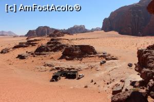 P17 [NOV-2017] Wadi Rum, Nisip roșu și stânci cenușii, jos se vede tabăra de beduini și mașinile ce așteaptă turiștii... 