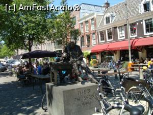 P07 [JUL-2017] La un colt, pe Lindegracht descopar statuia lui Theo Thjssen, politician, scriitor si profesor olandez nascut in cartier... aici e si cafeneaua ce ii poarta numele. 