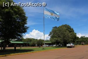 [P02] Puerto de Iguazu, Parque Nacional Iguazu, Drapelul Național Argentinian întâmpină vizitatorii, în stânga intrarea și casele de bilete » foto by mprofeanu
 - 
<span class="allrVoted glyphicon glyphicon-heart hidden" id="av1155690"></span>
<a class="m-l-10 hidden" id="sv1155690" onclick="voting_Foto_DelVot(,1155690,1653)" role="button">șterge vot <span class="glyphicon glyphicon-remove"></span></a>
<a id="v91155690" class=" c-red"  onclick="voting_Foto_SetVot(1155690)" role="button"><span class="glyphicon glyphicon-heart-empty"></span> <b>LIKE</b> = Votează poza</a> <img class="hidden"  id="f1155690W9" src="/imagini/loader.gif" border="0" /><span class="AjErrMes hidden" id="e1155690ErM"></span>