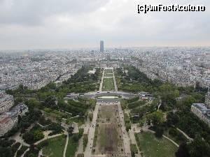 [P13] Panoramic din turn, in departare se poate vedea Turnul Montparnasse, se pot observa si aleile cam prafuite si zona golasa de verdeata era totusi inceputul lui septembrie.  » foto by ascomp*
 - 
<span class="allrVoted glyphicon glyphicon-heart hidden" id="av673971"></span>
<a class="m-l-10 hidden" id="sv673971" onclick="voting_Foto_DelVot(,673971,1684)" role="button">șterge vot <span class="glyphicon glyphicon-remove"></span></a>
<a id="v9673971" class=" c-red"  onclick="voting_Foto_SetVot(673971)" role="button"><span class="glyphicon glyphicon-heart-empty"></span> <b>LIKE</b> = Votează poza</a> <img class="hidden"  id="f673971W9" src="/imagini/loader.gif" border="0" /><span class="AjErrMes hidden" id="e673971ErM"></span>