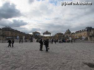 [P26] palatul Versailles, intrarea principala.  » foto by ascomp*
 - 
<span class="allrVoted glyphicon glyphicon-heart hidden" id="av673984"></span>
<a class="m-l-10 hidden" id="sv673984" onclick="voting_Foto_DelVot(,673984,1684)" role="button">șterge vot <span class="glyphicon glyphicon-remove"></span></a>
<a id="v9673984" class=" c-red"  onclick="voting_Foto_SetVot(673984)" role="button"><span class="glyphicon glyphicon-heart-empty"></span> <b>LIKE</b> = Votează poza</a> <img class="hidden"  id="f673984W9" src="/imagini/loader.gif" border="0" /><span class="AjErrMes hidden" id="e673984ErM"></span>