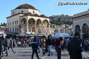 [P22] Piața Monastiraki. 
Taverna O. Thanasis, se află pe strada paralelă cu cea al cărei capăt se vede la colțul din stânga al clădirii cu arcade.  » foto by Ioan Raita
 - 
<span class="allrVoted glyphicon glyphicon-heart hidden" id="av611083"></span>
<a class="m-l-10 hidden" id="sv611083" onclick="voting_Foto_DelVot(,611083,1710)" role="button">șterge vot <span class="glyphicon glyphicon-remove"></span></a>
<a id="v9611083" class=" c-red"  onclick="voting_Foto_SetVot(611083)" role="button"><span class="glyphicon glyphicon-heart-empty"></span> <b>LIKE</b> = Votează poza</a> <img class="hidden"  id="f611083W9" src="/imagini/loader.gif" border="0" /><span class="AjErrMes hidden" id="e611083ErM"></span>