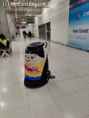 [P37] Aeroportul Suvarnabhumi Bangkok; roboțel de serviciu » foto by crismis
 - 
<span class="allrVoted glyphicon glyphicon-heart hidden" id="av1357633"></span>
<a class="m-l-10 hidden" id="sv1357633" onclick="voting_Foto_DelVot(,1357633,1769)" role="button">șterge vot <span class="glyphicon glyphicon-remove"></span></a>
<a id="v91357633" class=" c-red"  onclick="voting_Foto_SetVot(1357633)" role="button"><span class="glyphicon glyphicon-heart-empty"></span> <b>LIKE</b> = Votează poza</a> <img class="hidden"  id="f1357633W9" src="/imagini/loader.gif" border="0" /><span class="AjErrMes hidden" id="e1357633ErM"></span>