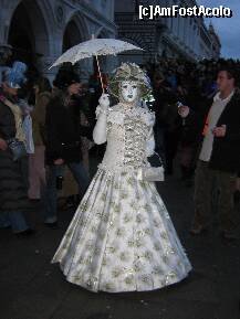 [P09] Costum pe strazile Venetiei la carnaval » foto by luciaoradea
 - 
<span class="allrVoted glyphicon glyphicon-heart hidden" id="av169487"></span>
<a class="m-l-10 hidden" id="sv169487" onclick="voting_Foto_DelVot(,169487,1793)" role="button">șterge vot <span class="glyphicon glyphicon-remove"></span></a>
<a id="v9169487" class=" c-red"  onclick="voting_Foto_SetVot(169487)" role="button"><span class="glyphicon glyphicon-heart-empty"></span> <b>LIKE</b> = Votează poza</a> <img class="hidden"  id="f169487W9" src="/imagini/loader.gif" border="0" /><span class="AjErrMes hidden" id="e169487ErM"></span>