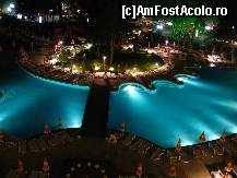 [P08] Piscina mare noaptea (sotul meu e un artist:)), si, imediat dupa piscina, este aleea principala din Albena - de promenada... » foto by emanicolai
 - 
<span class="allrVoted glyphicon glyphicon-heart hidden" id="av183992"></span>
<a class="m-l-10 hidden" id="sv183992" onclick="voting_Foto_DelVot(,183992,1831)" role="button">șterge vot <span class="glyphicon glyphicon-remove"></span></a>
<a id="v9183992" class=" c-red"  onclick="voting_Foto_SetVot(183992)" role="button"><span class="glyphicon glyphicon-heart-empty"></span> <b>LIKE</b> = Votează poza</a> <img class="hidden"  id="f183992W9" src="/imagini/loader.gif" border="0" /><span class="AjErrMes hidden" id="e183992ErM"></span>