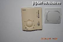 [P14] termostatul de unde puteai regla temperatura. cand am ajuns era super cald 25 de grade, ca a trebuit sa oprim caldura » foto by lia_popescu
 - 
<span class="allrVoted glyphicon glyphicon-heart hidden" id="av198648"></span>
<a class="m-l-10 hidden" id="sv198648" onclick="voting_Foto_DelVot(,198648,1866)" role="button">șterge vot <span class="glyphicon glyphicon-remove"></span></a>
<a id="v9198648" class=" c-red"  onclick="voting_Foto_SetVot(198648)" role="button"><span class="glyphicon glyphicon-heart-empty"></span> <b>LIKE</b> = Votează poza</a> <img class="hidden"  id="f198648W9" src="/imagini/loader.gif" border="0" /><span class="AjErrMes hidden" id="e198648ErM"></span>