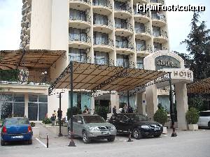 P02 [APR-2012] Micita parcare din fata hotelului, cu mentiune ca exista o parcare subterana, imensa si free! 