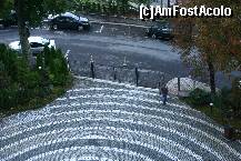 [P07] Curtea hotelului cu intrarea frontala, pavata cu piatra cubica, la  20-30 mdistanta de strada principala, » foto by liviadavidescu
 - 
<span class="allrVoted glyphicon glyphicon-heart hidden" id="av143444"></span>
<a class="m-l-10 hidden" id="sv143444" onclick="voting_Foto_DelVot(,143444,1916)" role="button">șterge vot <span class="glyphicon glyphicon-remove"></span></a>
<a id="v9143444" class=" c-red"  onclick="voting_Foto_SetVot(143444)" role="button"><span class="glyphicon glyphicon-heart-empty"></span> <b>LIKE</b> = Votează poza</a> <img class="hidden"  id="f143444W9" src="/imagini/loader.gif" border="0" /><span class="AjErrMes hidden" id="e143444ErM"></span>