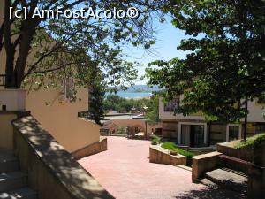 [P09] Imagine de pe colina pe care se intinde Holliday Village, cu vilute ce coboara in trepte spre zona piscinelor cu tobogane » foto by amanddor
 - 
<span class="allrVoted glyphicon glyphicon-heart hidden" id="av775795"></span>
<a class="m-l-10 hidden" id="sv775795" onclick="voting_Foto_DelVot(,775795,1929)" role="button">șterge vot <span class="glyphicon glyphicon-remove"></span></a>
<a id="v9775795" class=" c-red"  onclick="voting_Foto_SetVot(775795)" role="button"><span class="glyphicon glyphicon-heart-empty"></span> <b>LIKE</b> = Votează poza</a> <img class="hidden"  id="f775795W9" src="/imagini/loader.gif" border="0" /><span class="AjErrMes hidden" id="e775795ErM"></span>