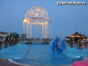 [P04] Piscina hotelului Royal Helena Sands, deosebita, mai ales seara cand din cupola curge o perdea de apa.  » foto by Lisa
 - 
<span class="allrVoted glyphicon glyphicon-heart hidden" id="av504966"></span>
<a class="m-l-10 hidden" id="sv504966" onclick="voting_Foto_DelVot(,504966,1936)" role="button">șterge vot <span class="glyphicon glyphicon-remove"></span></a>
<a id="v9504966" class=" c-red"  onclick="voting_Foto_SetVot(504966)" role="button"><span class="glyphicon glyphicon-heart-empty"></span> <b>LIKE</b> = Votează poza</a> <img class="hidden"  id="f504966W9" src="/imagini/loader.gif" border="0" /><span class="AjErrMes hidden" id="e504966ErM"></span>