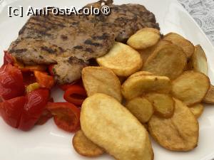 [P24] Hotel Bavaria Blu, Mamaia. La meniul zilei, ceafă de porc la grătar cu cartofi și gogoșari murați. » foto by Floria
 - 
<span class="allrVoted glyphicon glyphicon-heart hidden" id="av1503955"></span>
<a class="m-l-10 hidden" id="sv1503955" onclick="voting_Foto_DelVot(,1503955,1957)" role="button">șterge vot <span class="glyphicon glyphicon-remove"></span></a>
<a id="v91503955" class=" c-red"  onclick="voting_Foto_SetVot(1503955)" role="button"><span class="glyphicon glyphicon-heart-empty"></span> <b>LIKE</b> = Votează poza</a> <img class="hidden"  id="f1503955W9" src="/imagini/loader.gif" border="0" /><span class="AjErrMes hidden" id="e1503955ErM"></span>