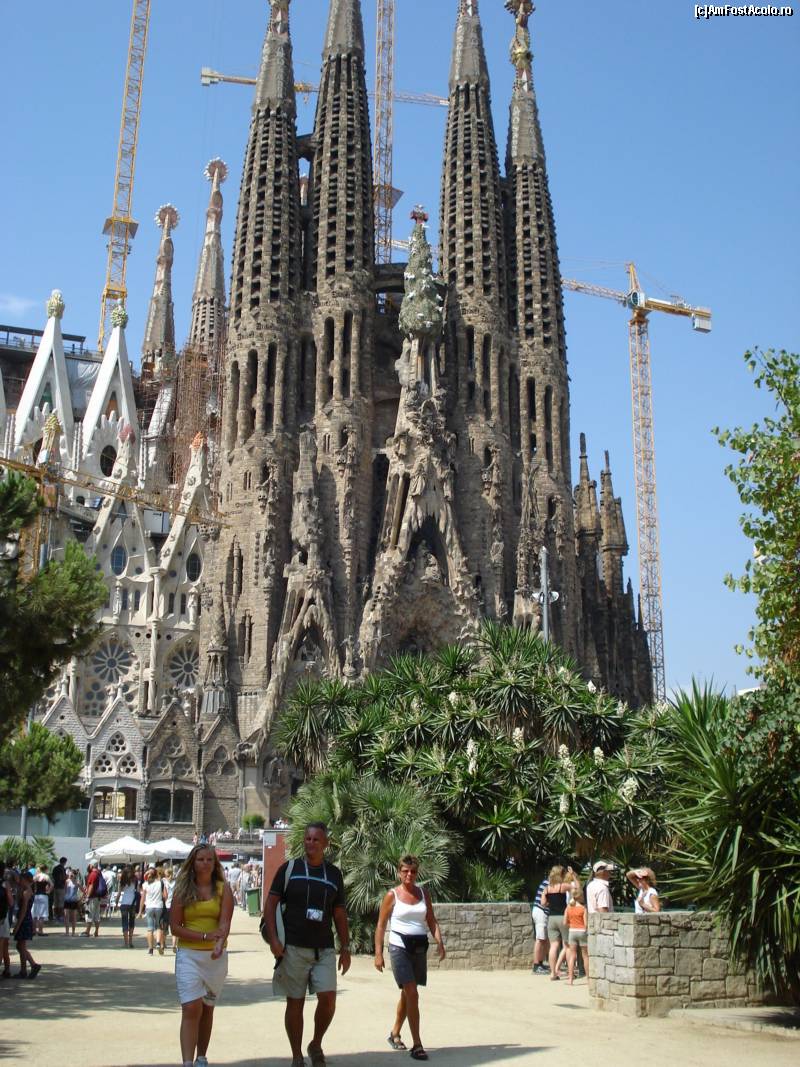 [P06] Sagrada Familia, catedrala neterminata nici acum, dar inceputa sigur de Gaudi » foto by ileanaxperta*
 - 
<span class="allrVoted glyphicon glyphicon-heart hidden" id="av20307"></span>
<a class="m-l-10 hidden" id="sv20307" onclick="voting_Foto_DelVot(,20307,1999)" role="button">șterge vot <span class="glyphicon glyphicon-remove"></span></a>
<a id="v920307" class=" c-red"  onclick="voting_Foto_SetVot(20307)" role="button"><span class="glyphicon glyphicon-heart-empty"></span> <b>LIKE</b> = Votează poza</a> <img class="hidden"  id="f20307W9" src="/imagini/loader.gif" border="0" /><span class="AjErrMes hidden" id="e20307ErM"></span>