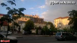 [P01] Hotel Belvedere, văzut de pe partea opusă a bulevardului Mihai Eminescu. Se pot observa cele două corpuri ale acestuia: în față, casa boierească, în stil vechi, iar în spate construcția nouă și modernă, ce adăpostește hotelul propriu-zis. » foto by Costi
 - 
<span class="allrVoted glyphicon glyphicon-heart hidden" id="av686853"></span>
<a class="m-l-10 hidden" id="sv686853" onclick="voting_Foto_DelVot(,686853,2041)" role="button">șterge vot <span class="glyphicon glyphicon-remove"></span></a>
<a id="v9686853" class=" c-red"  onclick="voting_Foto_SetVot(686853)" role="button"><span class="glyphicon glyphicon-heart-empty"></span> <b>LIKE</b> = Votează poza</a> <img class="hidden"  id="f686853W9" src="/imagini/loader.gif" border="0" /><span class="AjErrMes hidden" id="e686853ErM"></span>