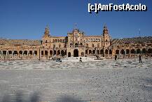 [P22] Chiar şi văzută de departe, din parcul Maria Luisa, Piaţa Spania este atât de mare, încât nu poate fi cuprinsă într-un singur cadru. » foto by Costi
 - 
<span class="allrVoted glyphicon glyphicon-heart hidden" id="av186861"></span>
<a class="m-l-10 hidden" id="sv186861" onclick="voting_Foto_DelVot(,186861,2251)" role="button">șterge vot <span class="glyphicon glyphicon-remove"></span></a>
<a id="v9186861" class=" c-red"  onclick="voting_Foto_SetVot(186861)" role="button"><span class="glyphicon glyphicon-heart-empty"></span> <b>LIKE</b> = Votează poza</a> <img class="hidden"  id="f186861W9" src="/imagini/loader.gif" border="0" /><span class="AjErrMes hidden" id="e186861ErM"></span>