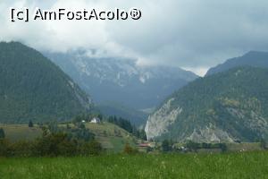 [P17] In fundal, drumul spre Zarnesti » foto by Iulianaursu1
 - 
<span class="allrVoted glyphicon glyphicon-heart hidden" id="av782659"></span>
<a class="m-l-10 hidden" id="sv782659" onclick="voting_Foto_DelVot(,782659,2305)" role="button">șterge vot <span class="glyphicon glyphicon-remove"></span></a>
<a id="v9782659" class=" c-red"  onclick="voting_Foto_SetVot(782659)" role="button"><span class="glyphicon glyphicon-heart-empty"></span> <b>LIKE</b> = Votează poza</a> <img class="hidden"  id="f782659W9" src="/imagini/loader.gif" border="0" /><span class="AjErrMes hidden" id="e782659ErM"></span>
