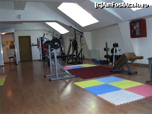 [P08] Sala de fitness - dotata corespunzator (curat, au vestiare unde iti poti lasa lucrurile) cu aparate de forta si biciclete. Se vede ca au facut imbunatatiri fata de anii anteriori :) Daca doresti, poti beneficia si de un instructor care sa te indrume. In spate se afla solarul, functional, curat.  » foto by veras911
 - 
<span class="allrVoted glyphicon glyphicon-heart hidden" id="av339120"></span>
<a class="m-l-10 hidden" id="sv339120" onclick="voting_Foto_DelVot(,339120,2370)" role="button">șterge vot <span class="glyphicon glyphicon-remove"></span></a>
<a id="v9339120" class=" c-red"  onclick="voting_Foto_SetVot(339120)" role="button"><span class="glyphicon glyphicon-heart-empty"></span> <b>LIKE</b> = Votează poza</a> <img class="hidden"  id="f339120W9" src="/imagini/loader.gif" border="0" /><span class="AjErrMes hidden" id="e339120ErM"></span>