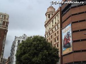 [P20] Plaza de Callao, aflată la o intersecţie cu Gran Via, găzduieşte şapte cinematografe, printre care şi Capitol. În fotografie se observă cupola acestuia, dar şi un uriaş panou pictat de mână ce anunţă o premieră.  » foto by Carmen Ion
 - 
<span class="allrVoted glyphicon glyphicon-heart hidden" id="av612946"></span>
<a class="m-l-10 hidden" id="sv612946" onclick="voting_Foto_DelVot(,612946,2442)" role="button">șterge vot <span class="glyphicon glyphicon-remove"></span></a>
<a id="v9612946" class=" c-red"  onclick="voting_Foto_SetVot(612946)" role="button"><span class="glyphicon glyphicon-heart-empty"></span> <b>LIKE</b> = Votează poza</a> <img class="hidden"  id="f612946W9" src="/imagini/loader.gif" border="0" /><span class="AjErrMes hidden" id="e612946ErM"></span>