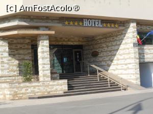 [P03] Tulcea - Hotel Esplanada, intrarea dinspre oraș. » foto by iulianic
 - 
<span class="allrVoted glyphicon glyphicon-heart hidden" id="av1445867"></span>
<a class="m-l-10 hidden" id="sv1445867" onclick="voting_Foto_DelVot(,1445867,2454)" role="button">șterge vot <span class="glyphicon glyphicon-remove"></span></a>
<a id="v91445867" class=" c-red"  onclick="voting_Foto_SetVot(1445867)" role="button"><span class="glyphicon glyphicon-heart-empty"></span> <b>LIKE</b> = Votează poza</a> <img class="hidden"  id="f1445867W9" src="/imagini/loader.gif" border="0" /><span class="AjErrMes hidden" id="e1445867ErM"></span>