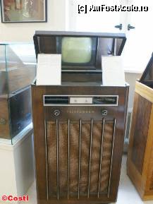 [P35] Un televizor Telefunken, din 1937, cu diagonala tubului de 35 cm. Tubul este în carcasă, ceea ce se vede în partea de sus este imaginea lui în oglindă. » foto by Costi
 - 
<span class="allrVoted glyphicon glyphicon-heart hidden" id="av288709"></span>
<a class="m-l-10 hidden" id="sv288709" onclick="voting_Foto_DelVot(,288709,2504)" role="button">șterge vot <span class="glyphicon glyphicon-remove"></span></a>
<a id="v9288709" class=" c-red"  onclick="voting_Foto_SetVot(288709)" role="button"><span class="glyphicon glyphicon-heart-empty"></span> <b>LIKE</b> = Votează poza</a> <img class="hidden"  id="f288709W9" src="/imagini/loader.gif" border="0" /><span class="AjErrMes hidden" id="e288709ErM"></span>