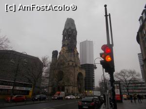 [P01] Berlin. Piața Breitscheidplatz. De la stânga la dreapte, să zicem ca berlinezii, <i>Pudriera, Dintele rupt, și Rujul de buze</i> » foto by mihaelavoicu
 - 
<span class="allrVoted glyphicon glyphicon-heart hidden" id="av1146246"></span>
<a class="m-l-10 hidden" id="sv1146246" onclick="voting_Foto_DelVot(,1146246,2504)" role="button">șterge vot <span class="glyphicon glyphicon-remove"></span></a>
<a id="v91146246" class=" c-red"  onclick="voting_Foto_SetVot(1146246)" role="button"><span class="glyphicon glyphicon-heart-empty"></span> <b>LIKE</b> = Votează poza</a> <img class="hidden"  id="f1146246W9" src="/imagini/loader.gif" border="0" /><span class="AjErrMes hidden" id="e1146246ErM"></span>