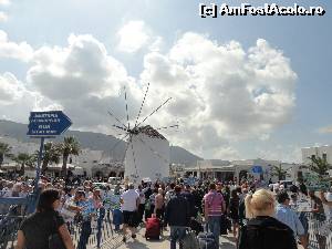 [P06] Chiar langa port in centru, ne intampina moara de vant-simbol al orasului si al insulei. Si ne mai intampina reprezentanti ai hotelurilor si studiourilor, cu destule oferte de cazare » foto by zuftim
 - 
<span class="allrVoted glyphicon glyphicon-heart hidden" id="av577230"></span>
<a class="m-l-10 hidden" id="sv577230" onclick="voting_Foto_DelVot(,577230,2566)" role="button">șterge vot <span class="glyphicon glyphicon-remove"></span></a>
<a id="v9577230" class=" c-red"  onclick="voting_Foto_SetVot(577230)" role="button"><span class="glyphicon glyphicon-heart-empty"></span> <b>LIKE</b> = Votează poza</a> <img class="hidden"  id="f577230W9" src="/imagini/loader.gif" border="0" /><span class="AjErrMes hidden" id="e577230ErM"></span>