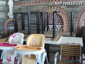 [P28] Una din imaginile care nu faceau cinste resortului, la taverna, alaturi de scaunele pentru baby se vad mesele pline de mizeria ce o lasau randunicile. Faptul ca am pozat aceasta imagine, nu a ramas fara ecou, inca in acea zi s-a facut curatenie, iar scaunele au fost duse in interiorul incaperii.  » foto by hlli
 - 
<span class="allrVoted glyphicon glyphicon-heart hidden" id="av424986"></span>
<a class="m-l-10 hidden" id="sv424986" onclick="voting_Foto_DelVot(,424986,2570)" role="button">șterge vot <span class="glyphicon glyphicon-remove"></span></a>
<a id="v9424986" class=" c-red"  onclick="voting_Foto_SetVot(424986)" role="button"><span class="glyphicon glyphicon-heart-empty"></span> <b>LIKE</b> = Votează poza</a> <img class="hidden"  id="f424986W9" src="/imagini/loader.gif" border="0" /><span class="AjErrMes hidden" id="e424986ErM"></span>