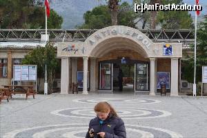 [P21] Intrarea la Antique Pool, sau Baile Cleopatrei. Sunt inconjurate, de un feld e restaurant in aer liber. Aici facusera baietii ceva hoteluri. Tot aici gasiti si microbuz care pleaca inspre Intrarea de nord.  » foto by TraianS
 - 
<span class="allrVoted glyphicon glyphicon-heart hidden" id="av499941"></span>
<a class="m-l-10 hidden" id="sv499941" onclick="voting_Foto_DelVot(,499941,3039)" role="button">șterge vot <span class="glyphicon glyphicon-remove"></span></a>
<a id="v9499941" class=" c-red"  onclick="voting_Foto_SetVot(499941)" role="button"><span class="glyphicon glyphicon-heart-empty"></span> <b>LIKE</b> = Votează poza</a> <img class="hidden"  id="f499941W9" src="/imagini/loader.gif" border="0" /><span class="AjErrMes hidden" id="e499941ErM"></span>