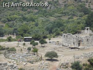 P19 [JUN-2018] De sus, ruinele sitului Kaunos şi shuttle-basul cu care erau transportaţi turiştii