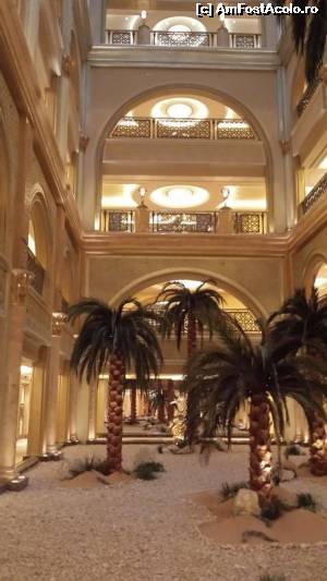 [P03] interior Emirates Palace » foto by samantha
 - 
<span class="allrVoted glyphicon glyphicon-heart hidden" id="av528622"></span>
<a class="m-l-10 hidden" id="sv528622" onclick="voting_Foto_DelVot(,528622,3202)" role="button">șterge vot <span class="glyphicon glyphicon-remove"></span></a>
<a id="v9528622" class=" c-red"  onclick="voting_Foto_SetVot(528622)" role="button"><span class="glyphicon glyphicon-heart-empty"></span> <b>LIKE</b> = Votează poza</a> <img class="hidden"  id="f528622W9" src="/imagini/loader.gif" border="0" /><span class="AjErrMes hidden" id="e528622ErM"></span>