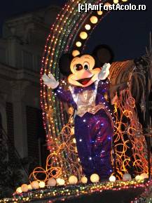 [P25] Mickey la parada de seara, cea mai spectaculoasa. Toate personajele sunt imbracate cu haine de gala. Si toate stralucesc feeric! » foto by spezam
 - 
<span class="allrVoted glyphicon glyphicon-heart hidden" id="av97520"></span>
<a class="m-l-10 hidden" id="sv97520" onclick="voting_Foto_DelVot(,97520,3203)" role="button">șterge vot <span class="glyphicon glyphicon-remove"></span></a>
<a id="v997520" class=" c-red"  onclick="voting_Foto_SetVot(97520)" role="button"><span class="glyphicon glyphicon-heart-empty"></span> <b>LIKE</b> = Votează poza</a> <img class="hidden"  id="f97520W9" src="/imagini/loader.gif" border="0" /><span class="AjErrMes hidden" id="e97520ErM"></span>