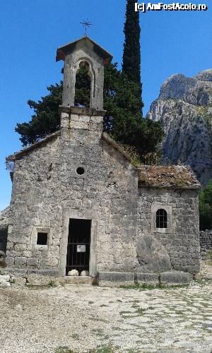 [P12] Biserica de piatra si din fata. Am dat pietrele acelea la o parte si am intrat impreuna cu alti turisti. Cand am plecat am lasat cum am gasit.  » foto by Aurici
 - 
<span class="allrVoted glyphicon glyphicon-heart hidden" id="av686846"></span>
<a class="m-l-10 hidden" id="sv686846" onclick="voting_Foto_DelVot(,686846,3229)" role="button">șterge vot <span class="glyphicon glyphicon-remove"></span></a>
<a id="v9686846" class=" c-red"  onclick="voting_Foto_SetVot(686846)" role="button"><span class="glyphicon glyphicon-heart-empty"></span> <b>LIKE</b> = Votează poza</a> <img class="hidden"  id="f686846W9" src="/imagini/loader.gif" border="0" /><span class="AjErrMes hidden" id="e686846ErM"></span>