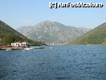P19 [SEP-2011] Golful Kotor cu unul dintre pontoanele de unde se pot lua diferite ambarcatiuni pt. trecerea pe celalalt mal