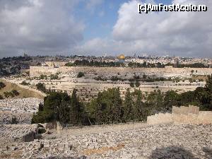 [P05] Ierusalim-panoramă de pe Muntele Măslinilor. Se zărește cupola Moscheii Al Aqsa și Poarta de Aur (porțiunea mai înaltă din zidul cetății, spre dreapta imaginii)  » foto by mariana.olaru
 - 
<span class="allrVoted glyphicon glyphicon-heart hidden" id="av606728"></span>
<a class="m-l-10 hidden" id="sv606728" onclick="voting_Foto_DelVot(,606728,3380)" role="button">șterge vot <span class="glyphicon glyphicon-remove"></span></a>
<a id="v9606728" class=" c-red"  onclick="voting_Foto_SetVot(606728)" role="button"><span class="glyphicon glyphicon-heart-empty"></span> <b>LIKE</b> = Votează poza</a> <img class="hidden"  id="f606728W9" src="/imagini/loader.gif" border="0" /><span class="AjErrMes hidden" id="e606728ErM"></span>