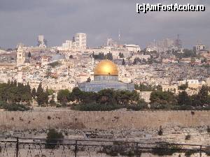 [P08] Ierusalim-panoramă de pe Muntele Măslinilor:Moscheia Al Aqsa » foto by mariana.olaru
 - 
<span class="allrVoted glyphicon glyphicon-heart hidden" id="av606731"></span>
<a class="m-l-10 hidden" id="sv606731" onclick="voting_Foto_DelVot(,606731,3380)" role="button">șterge vot <span class="glyphicon glyphicon-remove"></span></a>
<a id="v9606731" class=" c-red"  onclick="voting_Foto_SetVot(606731)" role="button"><span class="glyphicon glyphicon-heart-empty"></span> <b>LIKE</b> = Votează poza</a> <img class="hidden"  id="f606731W9" src="/imagini/loader.gif" border="0" /><span class="AjErrMes hidden" id="e606731ErM"></span>