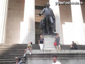 [P15] la statuia lui G. Washington din faţa Federal Hall » foto by grecudoina
 - 
<span class="allrVoted glyphicon glyphicon-heart hidden" id="av501843"></span>
<a class="m-l-10 hidden" id="sv501843" onclick="voting_Foto_DelVot(,501843,3385)" role="button">șterge vot <span class="glyphicon glyphicon-remove"></span></a>
<a id="v9501843" class=" c-red"  onclick="voting_Foto_SetVot(501843)" role="button"><span class="glyphicon glyphicon-heart-empty"></span> <b>LIKE</b> = Votează poza</a> <img class="hidden"  id="f501843W9" src="/imagini/loader.gif" border="0" /><span class="AjErrMes hidden" id="e501843ErM"></span>