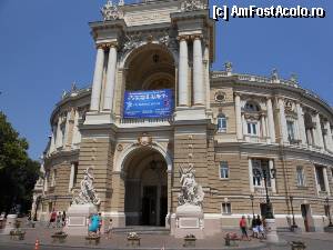 [P18] Odesa - Teatrul de Opera si Balet, intrarea principala si afisul spectacolului din seara de 4 august 2012.  » foto by iulianic
 - 
<span class="allrVoted glyphicon glyphicon-heart hidden" id="av356054"></span>
<a class="m-l-10 hidden" id="sv356054" onclick="voting_Foto_DelVot(,356054,3394)" role="button">șterge vot <span class="glyphicon glyphicon-remove"></span></a>
<a id="v9356054" class=" c-red"  onclick="voting_Foto_SetVot(356054)" role="button"><span class="glyphicon glyphicon-heart-empty"></span> <b>LIKE</b> = Votează poza</a> <img class="hidden"  id="f356054W9" src="/imagini/loader.gif" border="0" /><span class="AjErrMes hidden" id="e356054ErM"></span>