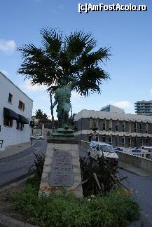 [P13] Monumentul aflat în Grand Casemates Square, dedicat voluntarilor din Gibraltar, care au luptat în al doilea război mondial » foto by Costi
 - 
<span class="allrVoted glyphicon glyphicon-heart hidden" id="av198074"></span>
<a class="m-l-10 hidden" id="sv198074" onclick="voting_Foto_DelVot(,198074,3397)" role="button">șterge vot <span class="glyphicon glyphicon-remove"></span></a>
<a id="v9198074" class=" c-red"  onclick="voting_Foto_SetVot(198074)" role="button"><span class="glyphicon glyphicon-heart-empty"></span> <b>LIKE</b> = Votează poza</a> <img class="hidden"  id="f198074W9" src="/imagini/loader.gif" border="0" /><span class="AjErrMes hidden" id="e198074ErM"></span>