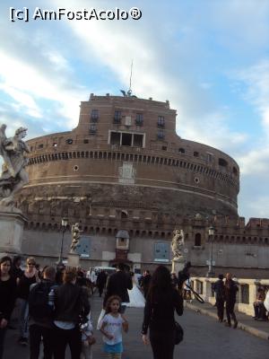 [P53] 46. „Ponte Sant’Angelo” este foarte aglomerat, chiar și numai în folosința pietonală.  » foto by msnd
 - 
<span class="allrVoted glyphicon glyphicon-heart hidden" id="av912047"></span>
<a class="m-l-10 hidden" id="sv912047" onclick="voting_Foto_DelVot(,912047,3406)" role="button">șterge vot <span class="glyphicon glyphicon-remove"></span></a>
<a id="v9912047" class=" c-red"  onclick="voting_Foto_SetVot(912047)" role="button"><span class="glyphicon glyphicon-heart-empty"></span> <b>LIKE</b> = Votează poza</a> <img class="hidden"  id="f912047W9" src="/imagini/loader.gif" border="0" /><span class="AjErrMes hidden" id="e912047ErM"></span>