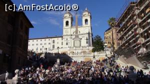 [P17] Piazza di Spagna/Piata Spaniei. <p> Treptele Spaniole sunt pline de turisti pana la terasa Basilicii Trinita dei Monti. In stanga este casa poetului englez John Keats (decedat aici in 1821).  » foto by ovidiuyepi
 - 
<span class="allrVoted glyphicon glyphicon-heart hidden" id="av977416"></span>
<a class="m-l-10 hidden" id="sv977416" onclick="voting_Foto_DelVot(,977416,3406)" role="button">șterge vot <span class="glyphicon glyphicon-remove"></span></a>
<a id="v9977416" class=" c-red"  onclick="voting_Foto_SetVot(977416)" role="button"><span class="glyphicon glyphicon-heart-empty"></span> <b>LIKE</b> = Votează poza</a> <img class="hidden"  id="f977416W9" src="/imagini/loader.gif" border="0" /><span class="AjErrMes hidden" id="e977416ErM"></span>