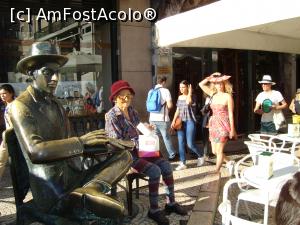 P02 [SEP-2016] Statuia lui Pessoa in fata cafenelei istorice A Brasilera... cati din voi, mi-ati citit macar o poezie? 