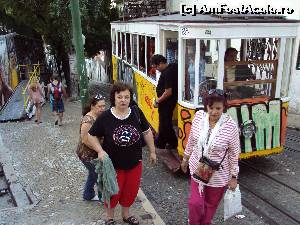 P14 [JUN-2011] În Barri Alto, la coborârea din Elevador de Gloria, emblematicul tramvai tras pe cablul electric. 