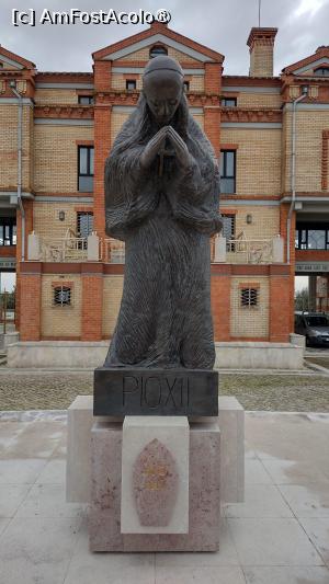 [P03] Statuia Papei Pius al XII-lea din fața Clădirii Principale a Sanctuarului. » foto by ovidiuyepi
 - 
<span class="allrVoted glyphicon glyphicon-heart hidden" id="av1434703"></span>
<a class="m-l-10 hidden" id="sv1434703" onclick="voting_Foto_DelVot(,1434703,3414)" role="button">șterge vot <span class="glyphicon glyphicon-remove"></span></a>
<a id="v91434703" class=" c-red"  onclick="voting_Foto_SetVot(1434703)" role="button"><span class="glyphicon glyphicon-heart-empty"></span> <b>LIKE</b> = Votează poza</a> <img class="hidden"  id="f1434703W9" src="/imagini/loader.gif" border="0" /><span class="AjErrMes hidden" id="e1434703ErM"></span>