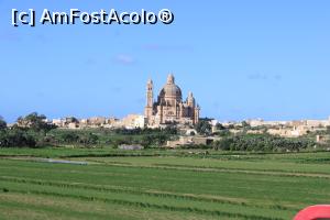 P12 [DEC-2021] Malta, Insula Gozo, Biserica Xewkija cu a sa clopotniță greu de abordat pozată din Hop-On Hop-Off