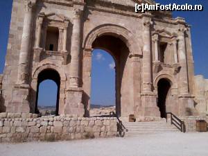 [P02] Jerash - intrarea spre sit » foto by Swan1
 - 
<span class="allrVoted glyphicon glyphicon-heart hidden" id="av576904"></span>
<a class="m-l-10 hidden" id="sv576904" onclick="voting_Foto_DelVot(,576904,3439)" role="button">șterge vot <span class="glyphicon glyphicon-remove"></span></a>
<a id="v9576904" class=" c-red"  onclick="voting_Foto_SetVot(576904)" role="button"><span class="glyphicon glyphicon-heart-empty"></span> <b>LIKE</b> = Votează poza</a> <img class="hidden"  id="f576904W9" src="/imagini/loader.gif" border="0" /><span class="AjErrMes hidden" id="e576904ErM"></span>