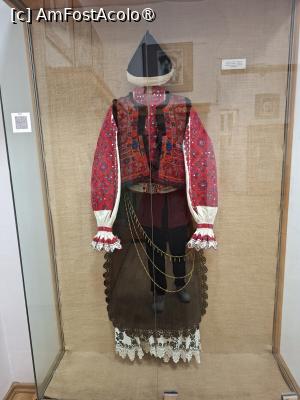 [P20] Muzeul de Artă Populară Constanța, Etaj, Sala a patra, Costum de femeie, Pădureni, Hunedoara, deosebit, se vede și codul QR... » foto by mprofeanu
 - 
<span class="allrVoted glyphicon glyphicon-heart hidden" id="av1522673"></span>
<a class="m-l-10 hidden" id="sv1522673" onclick="voting_Foto_DelVot(,1522673,3496)" role="button">șterge vot <span class="glyphicon glyphicon-remove"></span></a>
<a id="v91522673" class=" c-red"  onclick="voting_Foto_SetVot(1522673)" role="button"><span class="glyphicon glyphicon-heart-empty"></span> <b>LIKE</b> = Votează poza</a> <img class="hidden"  id="f1522673W9" src="/imagini/loader.gif" border="0" /><span class="AjErrMes hidden" id="e1522673ErM"></span>
