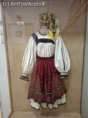 [P27] Muzeul de Artă Populară Constanța, Etaj, Sala a cincea, Costum de femeie din Oaș » foto by mprofeanu
 - 
<span class="allrVoted glyphicon glyphicon-heart hidden" id="av1522680"></span>
<a class="m-l-10 hidden" id="sv1522680" onclick="voting_Foto_DelVot(,1522680,3496)" role="button">șterge vot <span class="glyphicon glyphicon-remove"></span></a>
<a id="v91522680" class=" c-red"  onclick="voting_Foto_SetVot(1522680)" role="button"><span class="glyphicon glyphicon-heart-empty"></span> <b>LIKE</b> = Votează poza</a> <img class="hidden"  id="f1522680W9" src="/imagini/loader.gif" border="0" /><span class="AjErrMes hidden" id="e1522680ErM"></span>
