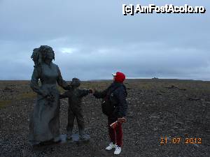 [P21] Nordkapp - 'Mama şi copilul', impresionantă lucrare în bronz a artistei Eva Rybakken.  » foto by iulianic
 - 
<span class="allrVoted glyphicon glyphicon-heart hidden" id="av456101"></span>
<a class="m-l-10 hidden" id="sv456101" onclick="voting_Foto_DelVot(,456101,3499)" role="button">șterge vot <span class="glyphicon glyphicon-remove"></span></a>
<a id="v9456101" class=" c-red"  onclick="voting_Foto_SetVot(456101)" role="button"><span class="glyphicon glyphicon-heart-empty"></span> <b>LIKE</b> = Votează poza</a> <img class="hidden"  id="f456101W9" src="/imagini/loader.gif" border="0" /><span class="AjErrMes hidden" id="e456101ErM"></span>