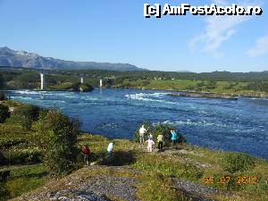 [P04] Saltstraumen - Turişti români fotografiind vâltoarea Skjerstadfjorden.  » foto by iulianic
 - 
<span class="allrVoted glyphicon glyphicon-heart hidden" id="av486041"></span>
<a class="m-l-10 hidden" id="sv486041" onclick="voting_Foto_DelVot(,486041,3499)" role="button">șterge vot <span class="glyphicon glyphicon-remove"></span></a>
<a id="v9486041" class=" c-red"  onclick="voting_Foto_SetVot(486041)" role="button"><span class="glyphicon glyphicon-heart-empty"></span> <b>LIKE</b> = Votează poza</a> <img class="hidden"  id="f486041W9" src="/imagini/loader.gif" border="0" /><span class="AjErrMes hidden" id="e486041ErM"></span>