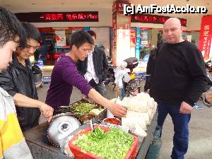 [P02] „Gastronomia chineză...” / Un sandwich stradal? Da, este foarte gustos in compania puiului si al salatei chinezesti!..., painea se prajeste un pic inainte de prepararea acestuia!  » foto by Marian Preda
 - 
<span class="allrVoted glyphicon glyphicon-heart hidden" id="av388753"></span>
<a class="m-l-10 hidden" id="sv388753" onclick="voting_Foto_DelVot(,388753,3501)" role="button">șterge vot <span class="glyphicon glyphicon-remove"></span></a>
<a id="v9388753" class=" c-red"  onclick="voting_Foto_SetVot(388753)" role="button"><span class="glyphicon glyphicon-heart-empty"></span> <b>LIKE</b> = Votează poza</a> <img class="hidden"  id="f388753W9" src="/imagini/loader.gif" border="0" /><span class="AjErrMes hidden" id="e388753ErM"></span>